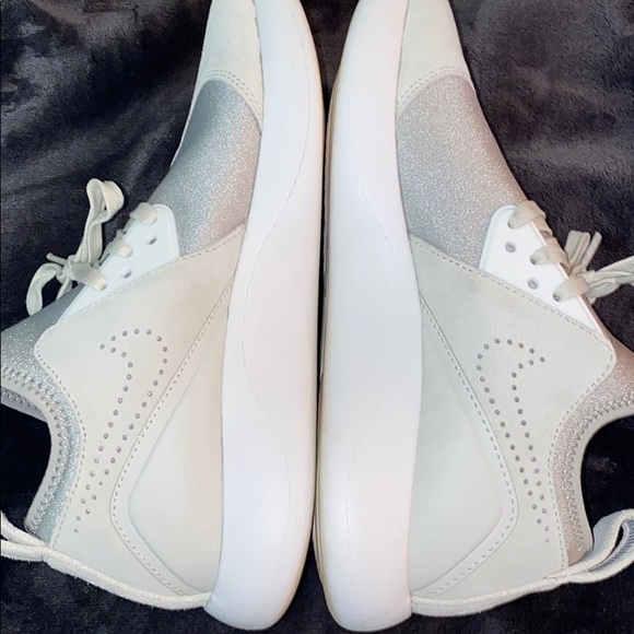 Women’s Nike tennis shoes - Picture 2 of 5